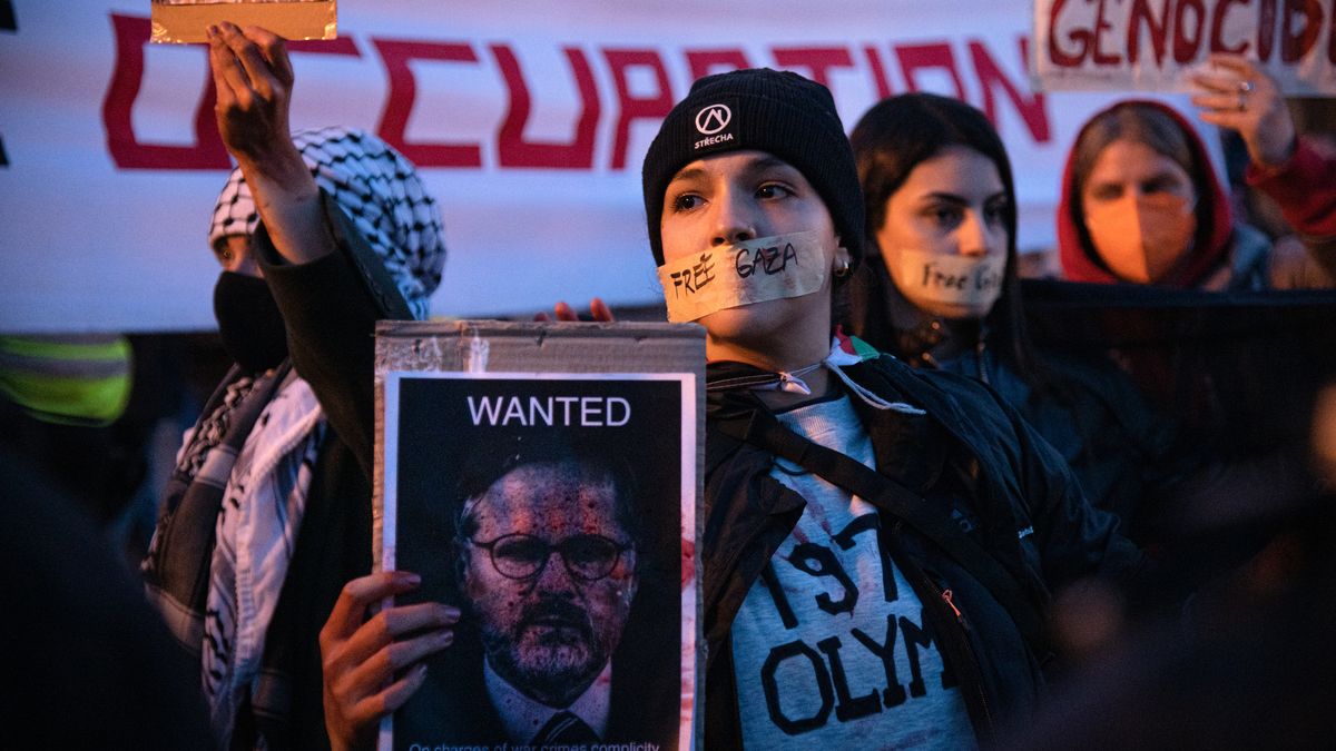 Policie prověřuje palestinskou příznivkyni kvůli nápisu na tričku na středeční pražské demonstraci